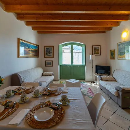 Artistic House On The Iseo *